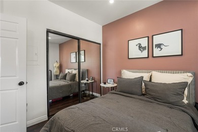 Tis beautifully remodeled 3rd level condo features modern