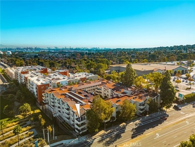 Tis beautifully remodeled 3rd level condo features modern