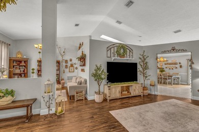 Welcome to your private 1 acre resort oasis! This 6 bedroom, 4 - photo 3