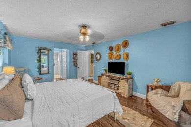 Welcome to your private 1 acre resort oasis! This 6 bedroom, 4 - photo 10
