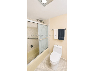 Bright & beautifully maintained 2 Bd/2 Ba condo in the desirable - photo 8