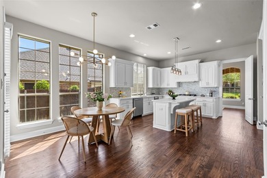 Welcome to this beautiful, gorgeous, elegantly updated residence - photo 12