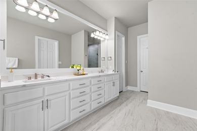 Welcome to this beautiful, gorgeous, elegantly updated residence - photo 18