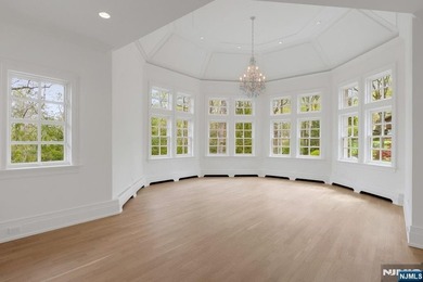 Welcome to an exceptional newly gut-renovated stone colonial - photo 32