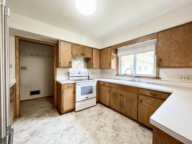 Opportunity awaits with this spacious 4 bed, 2 bath tri-level - photo 12