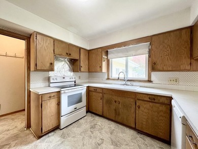 Opportunity awaits with this spacious 4 bed, 2 bath tri-level - photo 13