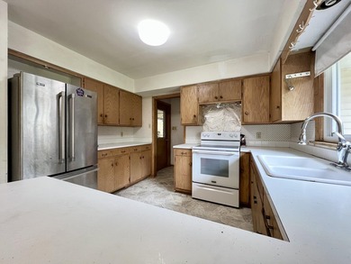 Opportunity awaits with this spacious 4 bed, 2 bath tri-level - photo 14