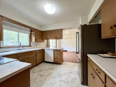 Opportunity awaits with this spacious 4 bed, 2 bath tri-level - photo 15