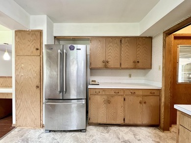 Opportunity awaits with this spacious 4 bed, 2 bath tri-level - photo 16