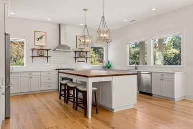 This stunning one-story home, built by Steve Koenig and designed - photo 21