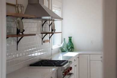 This stunning one-story home, built by Steve Koenig and designed - photo 30