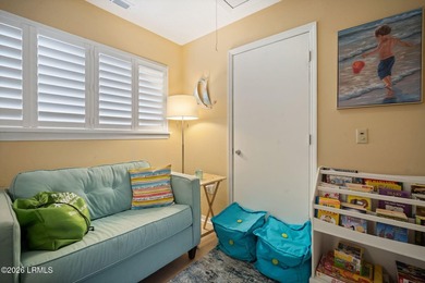 Desirable CORNER UNIT offering a rare and versatile TWO-BEDROOM - photo 26