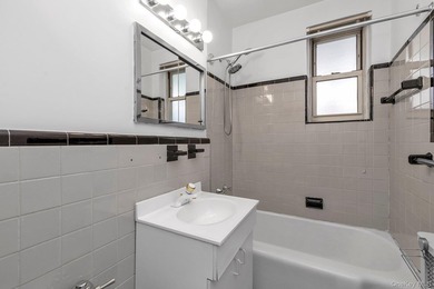 The Greenbriar - Spacious 3-Bedroom with Terrace in the Heart of - photo 15