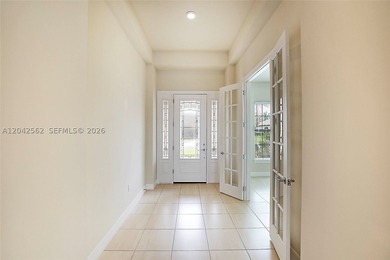 EXTRAORDINARY VALUE IN ANCIENT TREE - THE ONLY POOL HOME - photo 4