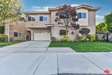 Bright, contemporary, and move-in ready this modern Harbor City - photo 1