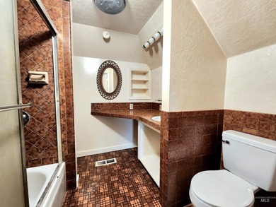 This Nampa charmer has so much to offer - beautiful custom