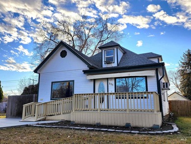 This Nampa charmer has so much to offer - beautiful custom