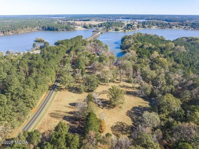 Very Rare Offering on the Beautiful Shores of Lake Oconee. 8.16 - photo 21