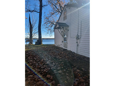 Quaint camp on Unity Pond (Lake Winnecook)! This 3 bed, 1 bath - photo 3