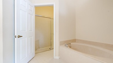 Beautifully Remodeled 2 Bedroom / 2 Bathroom Villa in - photo 32
