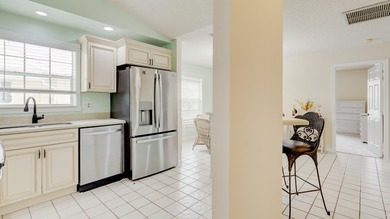 Beautifully Remodeled 2 Bedroom / 2 Bathroom Villa in - photo 34
