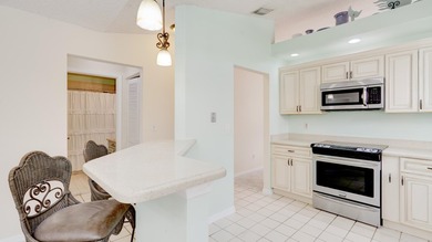 Beautifully Remodeled 2 Bedroom / 2 Bathroom Villa in - photo 36