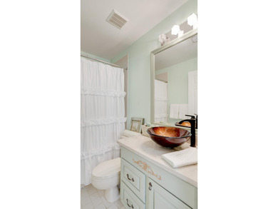 Beautifully Remodeled 2 Bedroom / 2 Bathroom Villa in - photo 40