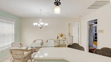 Beautifully Remodeled 2 Bedroom / 2 Bathroom Villa in - photo 44