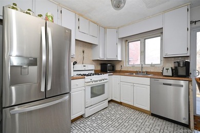 Brick attached multi-level home in the heart of Bayside offering - photo 3