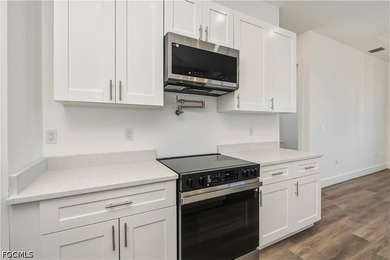This extraordinary NEW CONSTRUCTION 3 bedroom (+ den), 2 bath - photo 15