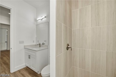 This extraordinary NEW CONSTRUCTION 3 bedroom (+ den), 2 bath - photo 32