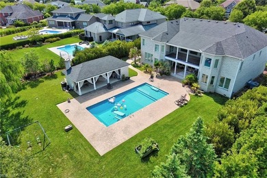 Custom built Manor by Jack Schoch in sought after Great Neck - photo 2