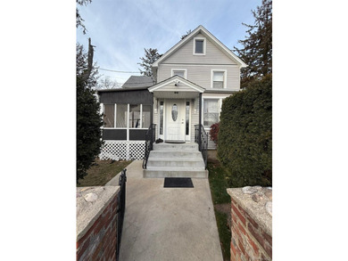 Welcome to this charming home in the heart of Suffolk County! - photo 1