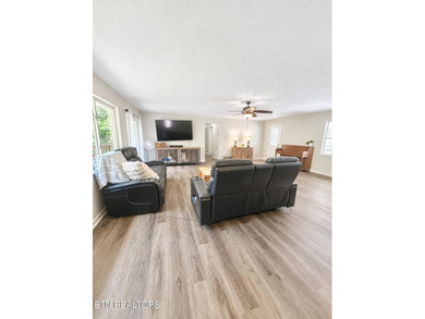 Price Reduction on this Cozy home Near the Lake WITH large - photo 9