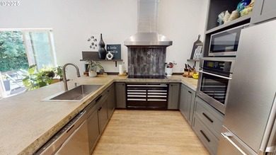 This expansive 2,188 sq. ft. home in Gold Beach, Oregon, offers - photo 20