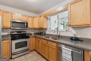 Welcome to easy coastal living in this beautifully maintained - photo 3