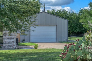 Welcome to this beautiful 3-bedroom, 2-bath, brick home that - photo 33