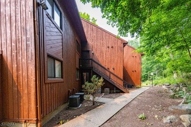 Welcome to this well-maintained 2-bedroom, 2-full-bath interior - photo 2
