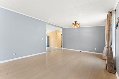 Welcome home to this beautifully updated 3-bedroom, 1.75-bath - photo 8
