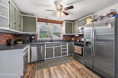 Check out this beautiful 2 bedroom, 1 bathroom home in - photo 9