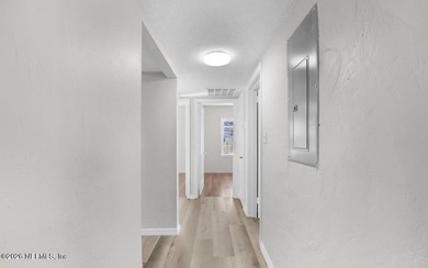 Welcome to this beautifully renovated 3 bedroom, 1 bathroom home - photo 16