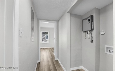 Welcome to this beautifully renovated 3 bedroom, 1 bathroom home - photo 25