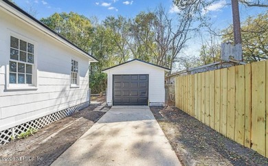 Welcome to this beautifully renovated 3 bedroom, 1 bathroom home - photo 26