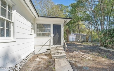 Welcome to this beautifully renovated 3 bedroom, 1 bathroom home - photo 27