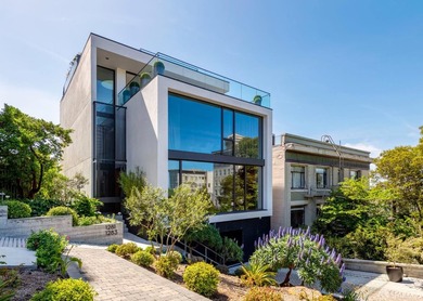 A rare offering - a modern architectural masterwork commanding - photo 1