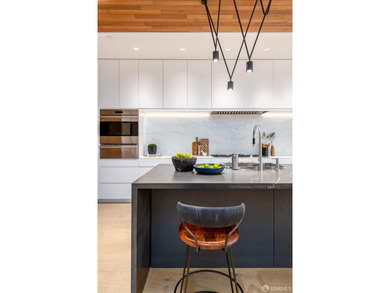 A rare offering - a modern architectural masterwork commanding - photo 8
