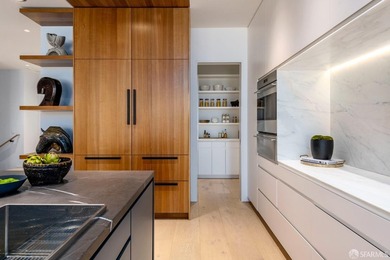 A rare offering - a modern architectural masterwork commanding - photo 9