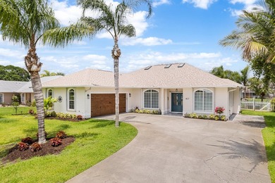 **Exceptional Waterfront Pool Home with Spectacular Canal - photo 2