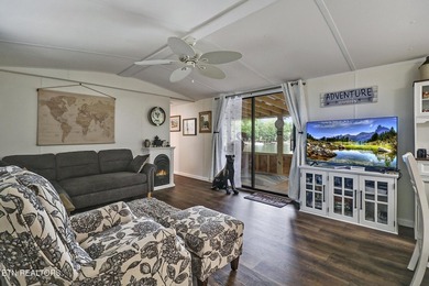 Turn-key waterfront home located on a quiet cul-de-sac with more - photo 7