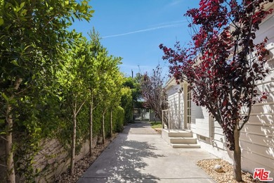 A turnkey Venice retreat featuring a thoughtfully renovated - photo 3